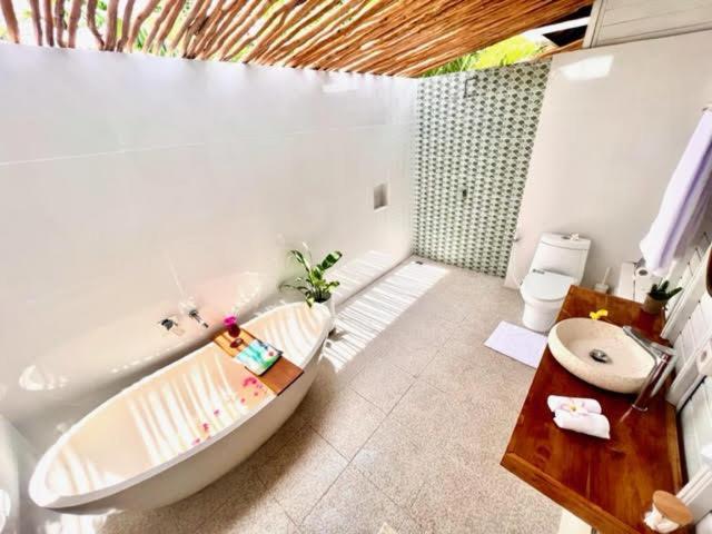 Mista Ceningan'S Beach Bungalows Previously The Kubu 221 Lembongan Exterior foto